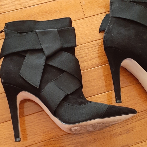 🥳🥳SOLD🥳🥳Cute black Booties w/ribbon detail. - Picture 3 of 5